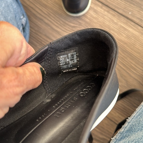 Ecco black leather simpil loafer white rubber sole - Picture 9 of 9